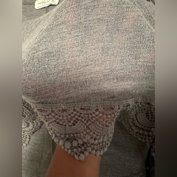 ABERCROMBIE & FITCH Long Sleeve Lace Trim High Low Top Small - Picture 4 of 12